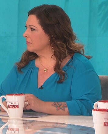 Carnie Wilson’s blue teal top on The Talk