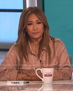 Carrie’s pink satin jumpsuit on The Talk