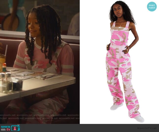 Alternative Striped-Sleeve Cropped Tee worn by Skylar Forster (Halle Bailey) on Grown-ish