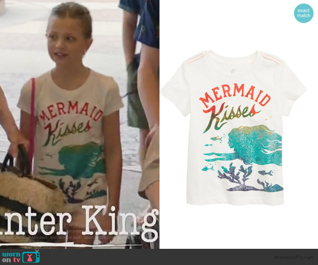 Peek Mermaid Kisses Graphic Tee worn by Sophia Hughes (Giselle Eisenberg) on Life in Pieces