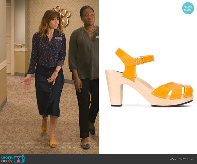 Swedish Hasbeens Suzanne Sandals worn by Judy Hale (Linda Cardellini) on Dead to Me