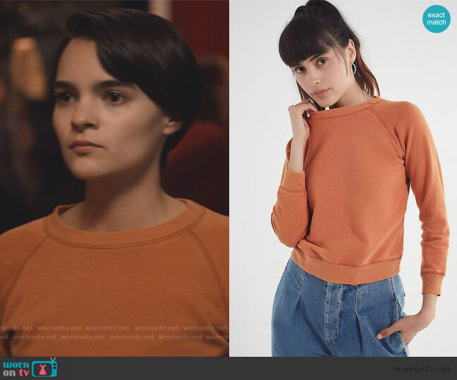 Urban Outfitters Stevie Shrunken Sweatshirt worn by Elodie Davis (Brianna Hildebrand) on Trinkets