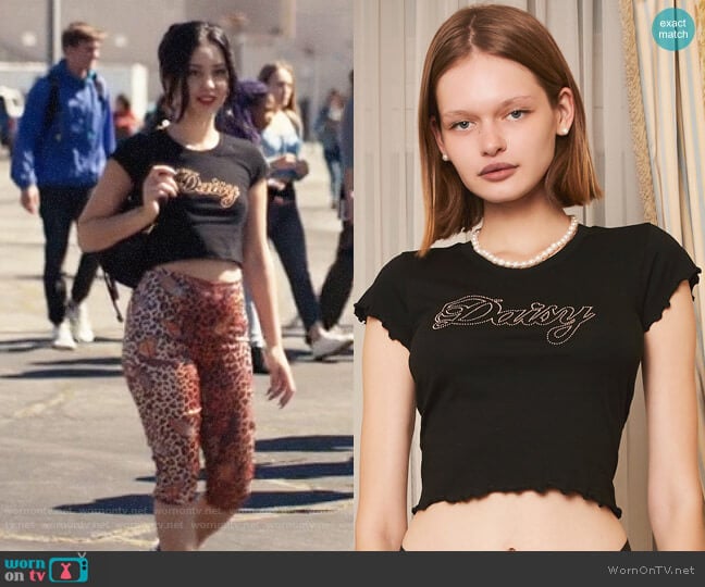 Daisy Gold Script T-shirt worn by Maddy Perez (Alexa Demie) on Euphoria