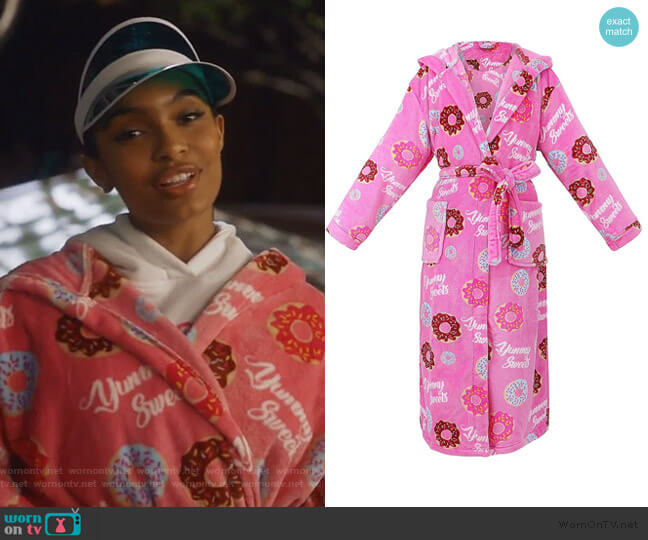 Burklett Hooded Flannel Fleece Short Bath Robe with Side Pockets worn by Zoey Johnson (Yara Shahidi) on Grown-ish