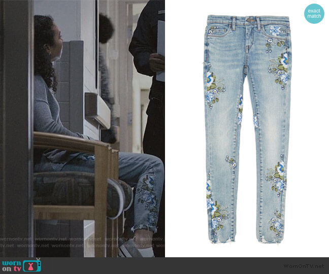 BlankNYC Skinny in Back to Nature worn by Olivia Reynolds (Jessica Sula) on Scream