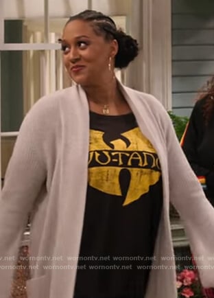 Cocoa’s black Wu-Tang tee on Family Reunion