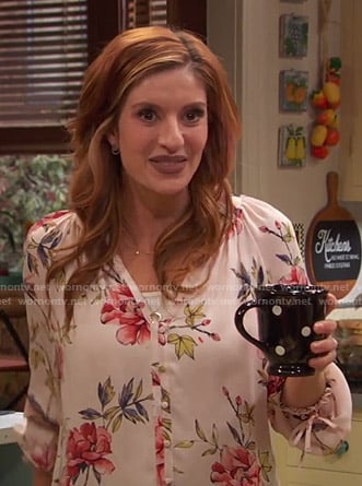Chelsea’s pink floral v-neck blouse on Ravens Home