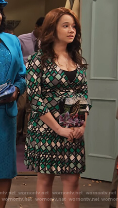Jade’s green geometric print wrap dress on Family Reunion