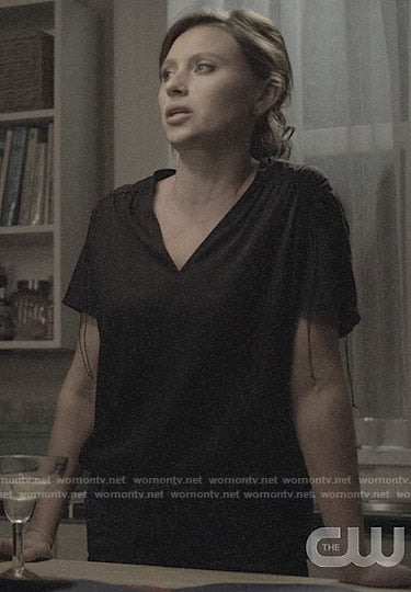 Peyton’s v-neck ruched sleeve top on iZombie