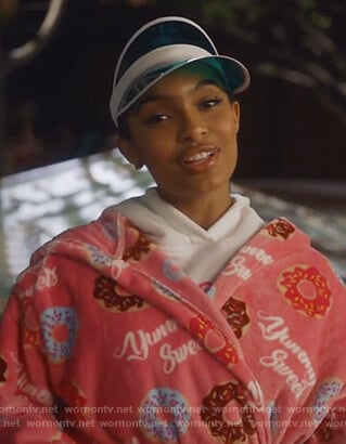 Zoey’s pink donut print fleece robe on Grown-ish