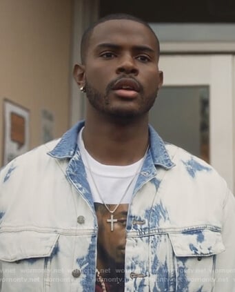 Aaron’s white Tupac tee on Grown-ish