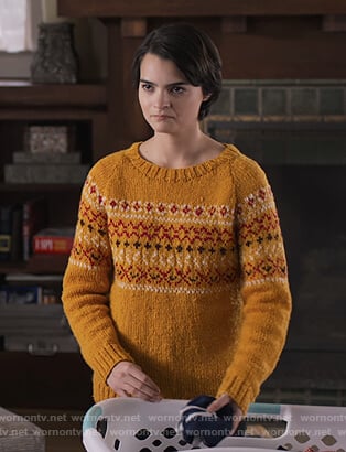 Elodie’s yellow knit sweater on Trinkets