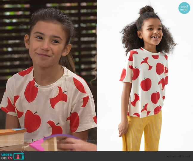 Zara Apple Print Tee worn by Gwen (Scarlett Estevez) on Bunkd