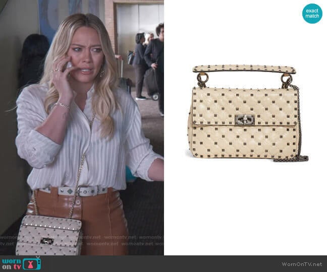 Valentino Medium Rockstud Matelassé Quilted Leather Crossbody Bag worn by Kelsey Peters (Hilary Duff) on Younger