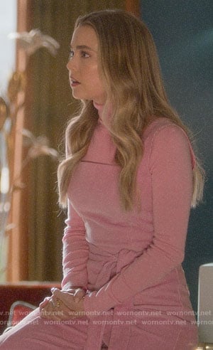 Ainsley’s pink corduroy overalls on Four Weddings and a Funeral