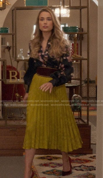 Ainsley’s yellow pleated skirt and floral blouse on Four Weddings and a Funeral