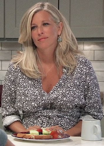 Carly’s black and white floral maternity dress on General Hospital