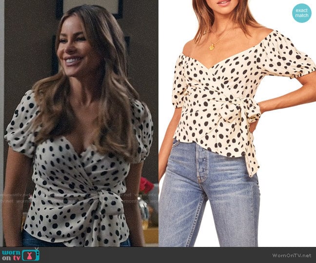 Reformation Lores Top in Ink Blot worn by  Gloria Pritchett (Sofia Vergara) on Modern Family