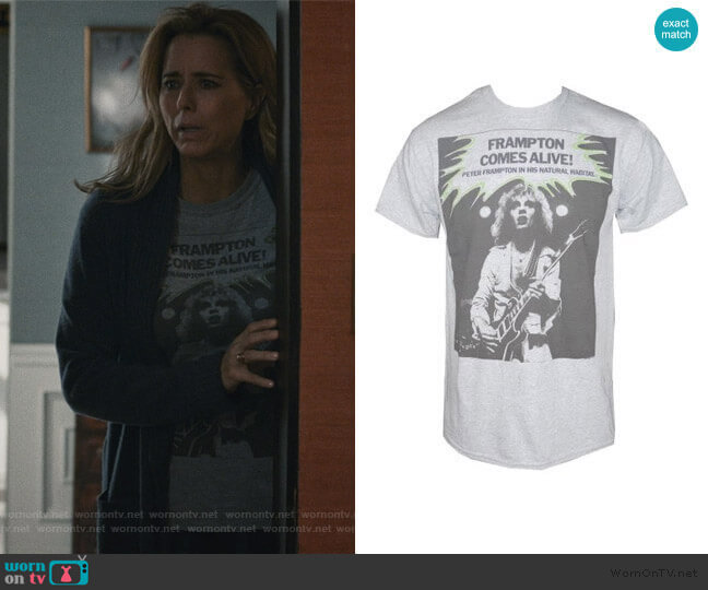 PETER FRAMPTON Comes Alive Mens T-Shirt worn by Elizabeth McCord (Téa Leoni) on Madam Secretary