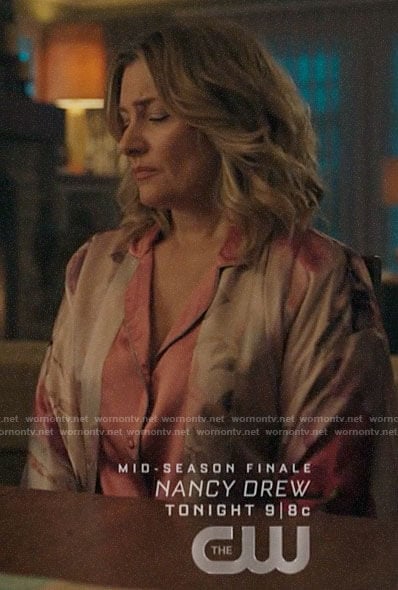 Alice’s floral robe on Riverdale