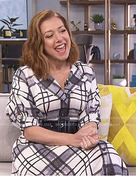 Alyson Hannigan’s white plaid shirtdress on E! News