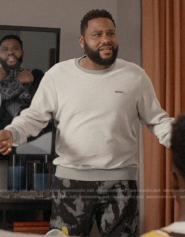 Andre’s light grey sweatshirt on Black-ish