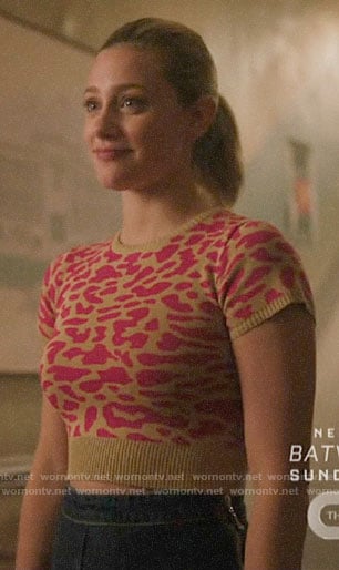 Betty’s pink animal print cropped sweater on Riverdale