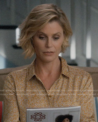 Claire’s yellow floral shirt on Modern Family