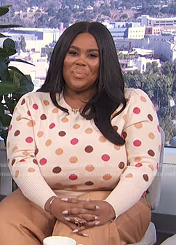 Nina’s beige polka dot sweater on E! News