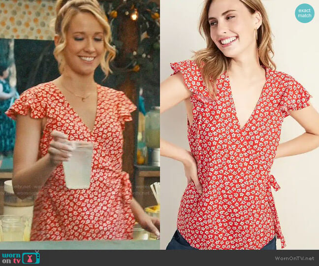 Old Navy Wrap-Front Side-Tie Top in Red Daisy Print worn by Ginny (Anna Camp) on Perfect Harmony