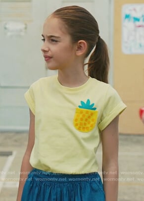 Anna’s yellow pineapple pocket tee on American Housewife