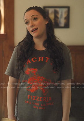 Jules’s grey Yachty Pizzeria print tee on Dollface