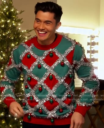 Henry Golding’s ugly christmas sweater on The Kelly Clarkson Show
