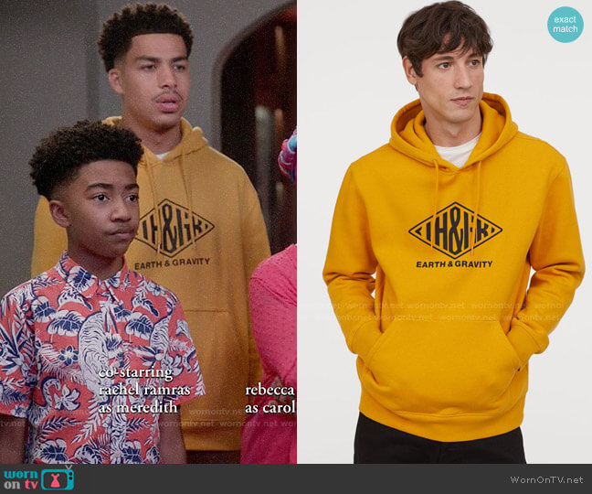 H&M Printed Hooded Sweatshirt in Mustard Yellow worn by Andre Johnson Jr (Marcus Scribner) on Black-ish