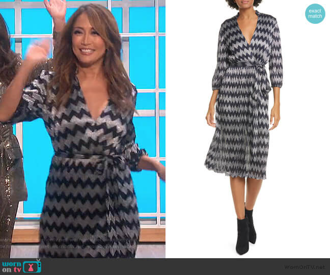 Alice + Olivia Katina Gathered Midi Dress worn by Carrie Inaba on The Talk