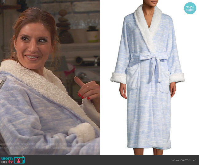 Carole Hochman Faux-Shearling Trimmed Bathrobe worn by Chelsea Grayson (Anneliese van der Pol) on Ravens Home