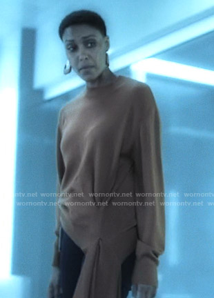 Lynn’s brown asymmetric sweater on Black Lightning
