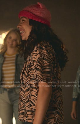 Molly’s pink leaf print short sleeve shirt on Marvels Runaways