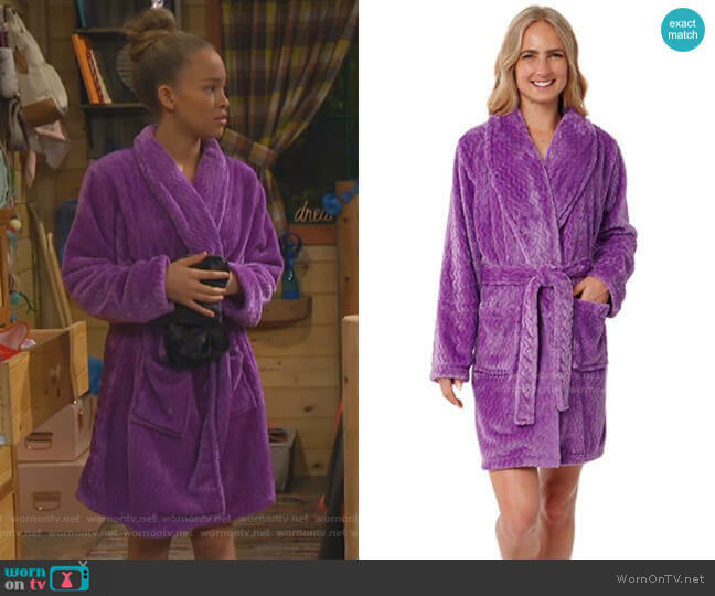 Silver Lilly Plush Fleece Chevron Bathrobe worn by Ava (Shelby Simmons) on Bunkd