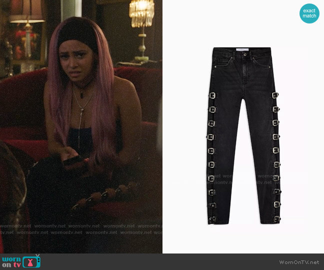 Topshop Washed Black Buckle Jamie Jeans worn by Toni Topaz (Vanessa Morgan) on Riverdale