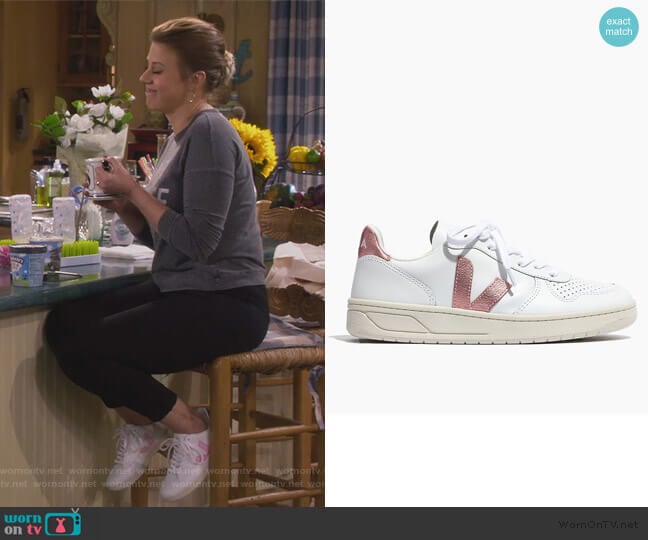 Veja Nacre Sneaker worn by Stephanie Tanner (Jodie Sweetin) on Fuller House