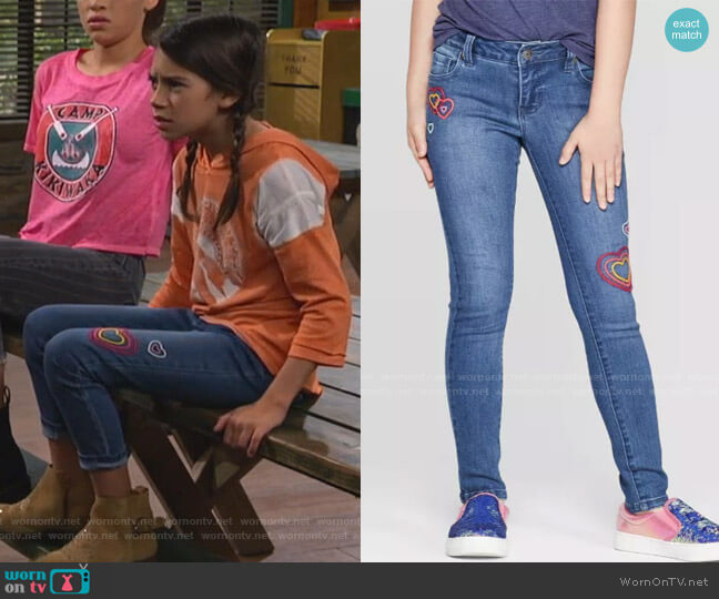 Cat & Jack Embroidered Heart Skinny Jeans worn by Gwen (Scarlett Estevez) on Bunkd