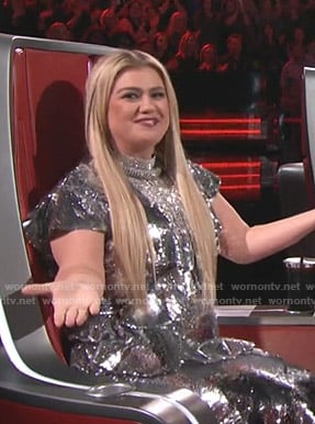 Kelly Clarkson’s sequined ruffled dress on The Voice