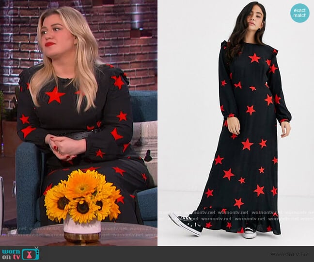 Nobodys Child Ruffle Shoulder Maxi Dress in Star Print worn by Kelly Clarkson on The Kelly Clarkson Show
