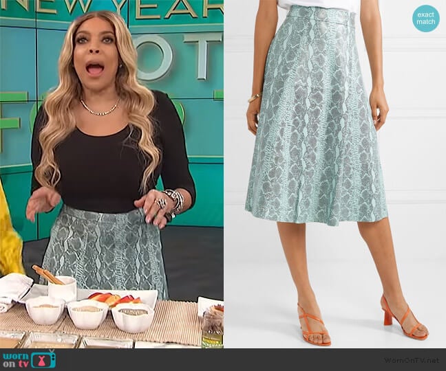 Alice + Olivia Sosie snake-print leather midi skirt worn by Wendy Williams on The Wendy Williams Show