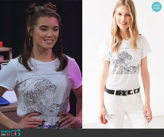 Future State Wave Tee worn by Alexa Mendoza (Paris Berelc) on Alexa & Katie