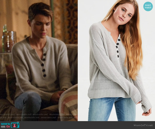 American Eagle Oversized Henley Pullover Sweater worn by Kate Kane (Ruby Rose) on Legends of Tomorrow
