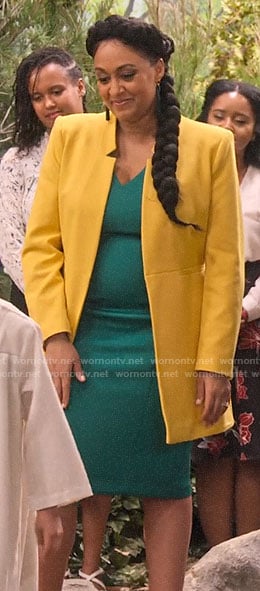 Cocoa’s green v-neck dress and yellow coat on Family Reunion