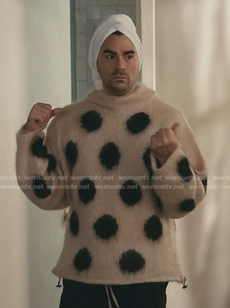 David’s beige polka dot knit hoodie on Schitts Creek
