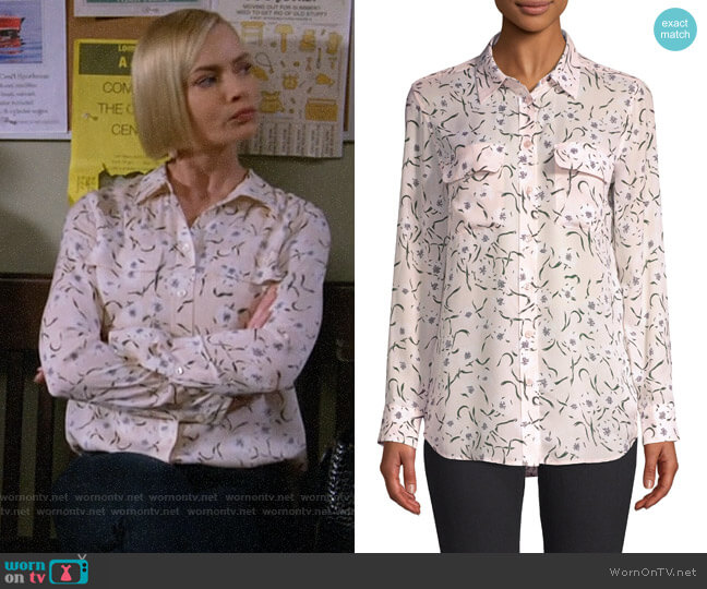 Equipment Slim Soirée Floral Silk Blouse in Ceramic worn by Jill Kendall (Jaime Pressly) on Mom